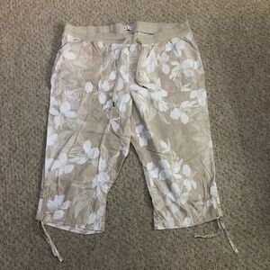 EUC women’s capris with tropical print in beige/white. Size 2X